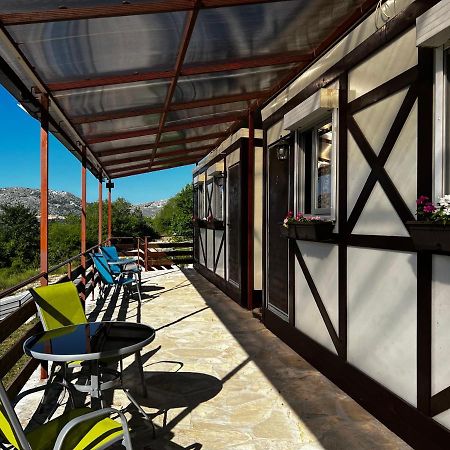 הוילה Njegusi Glamping Lovcen מראה חיצוני תמונה